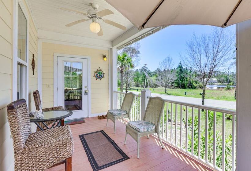 Lovely Carrabelle Home W/ Lake Views & Pool Access