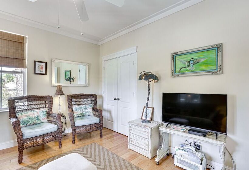 Lovely Carrabelle Home W/ Lake Views & Pool Access