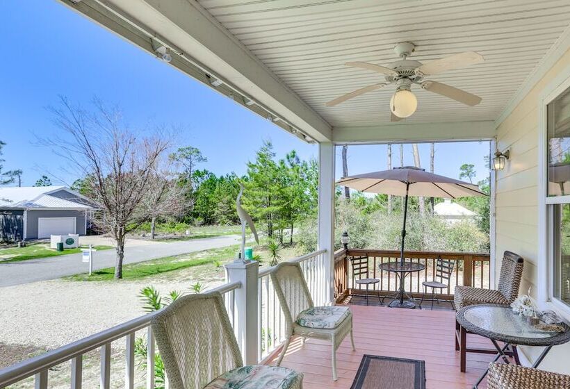 Lovely Carrabelle Home W/ Lake Views & Pool Access