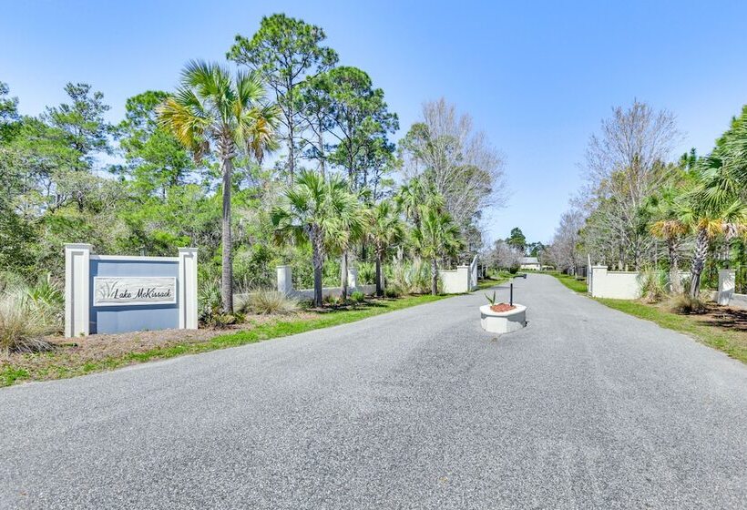 Lovely Carrabelle Home W/ Lake Views & Pool Access