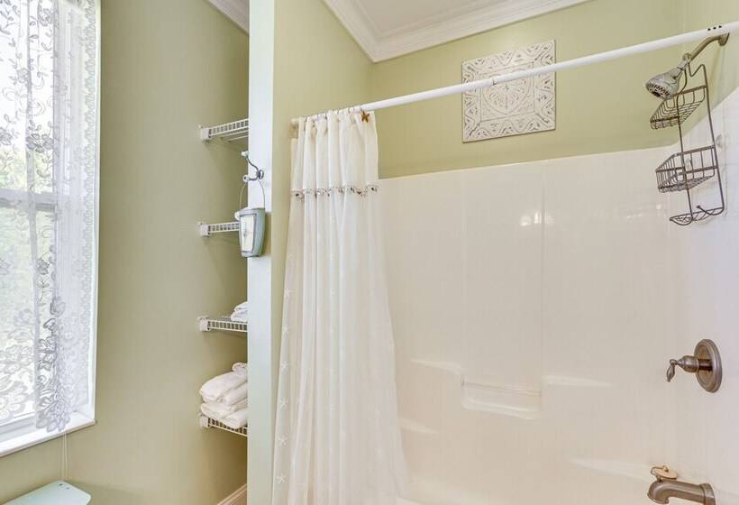 Lovely Carrabelle Home W/ Lake Views & Pool Access