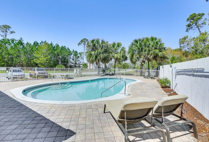 Lovely Carrabelle Home W/ Lake Views & Pool Access