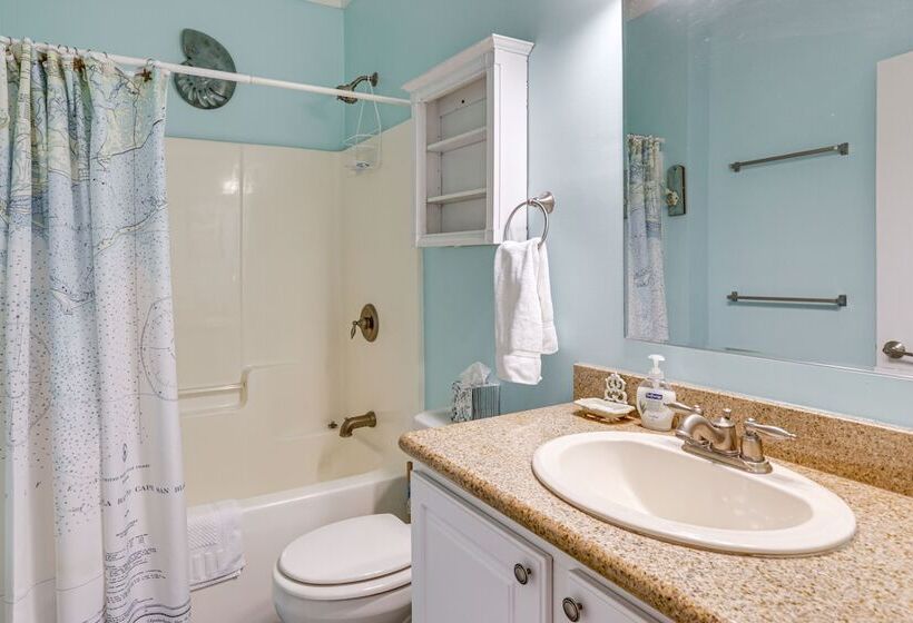 Lovely Carrabelle Home W/ Lake Views & Pool Access