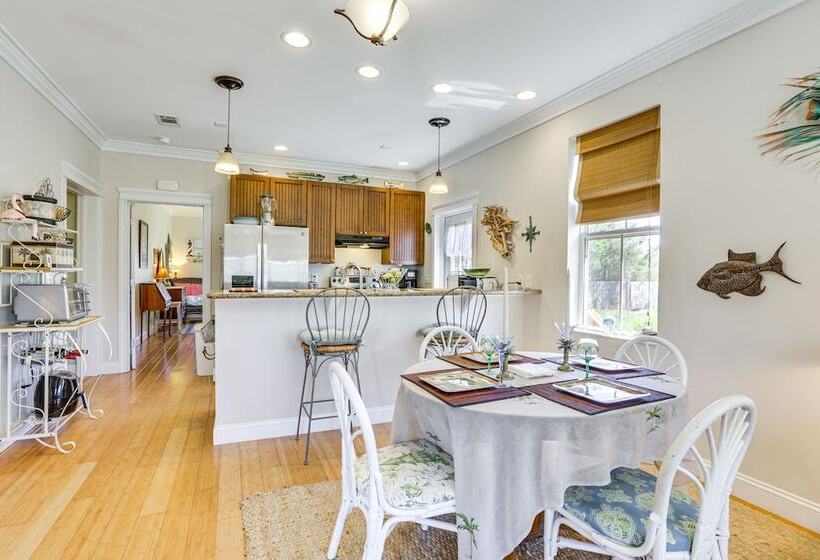 Lovely Carrabelle Home W/ Lake Views & Pool Access