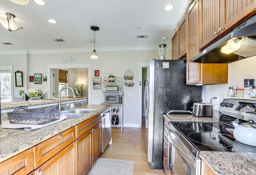 Lovely Carrabelle Home W/ Lake Views & Pool Access