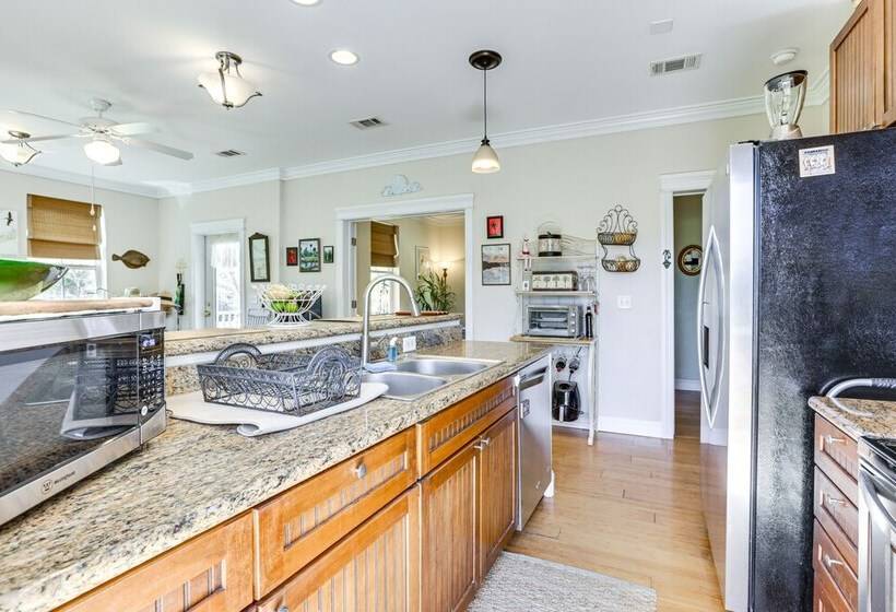 Lovely Carrabelle Home W/ Lake Views & Pool Access