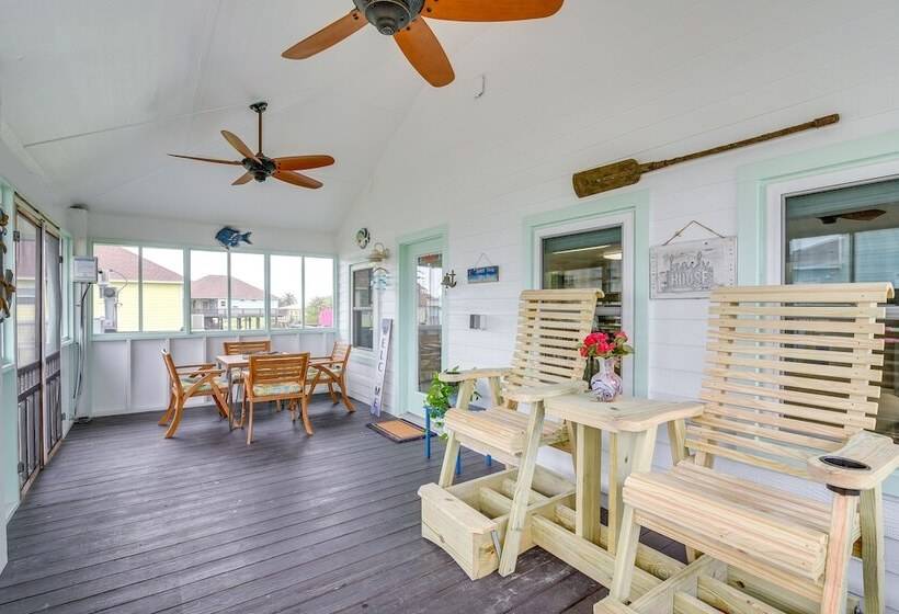 Lovely Crystal Beach House W/ Deck: Walk To Ocean!