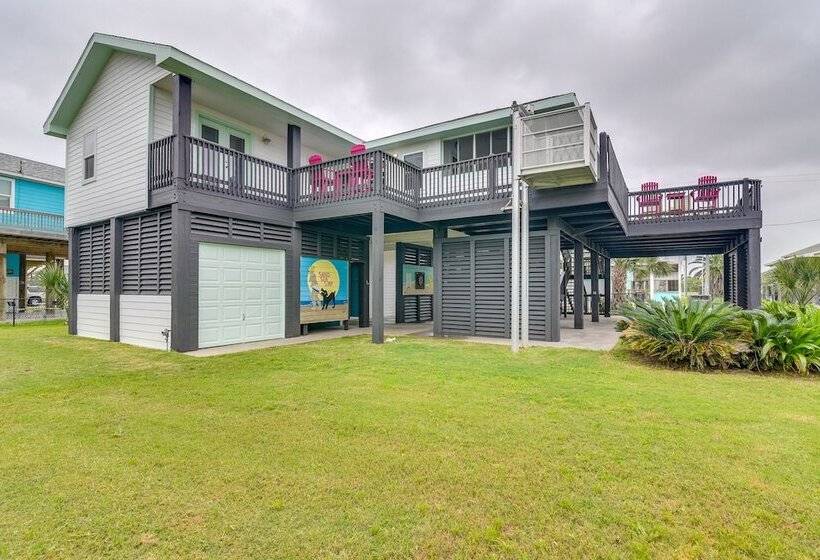 Lovely Crystal Beach House W/ Deck: Walk To Ocean!