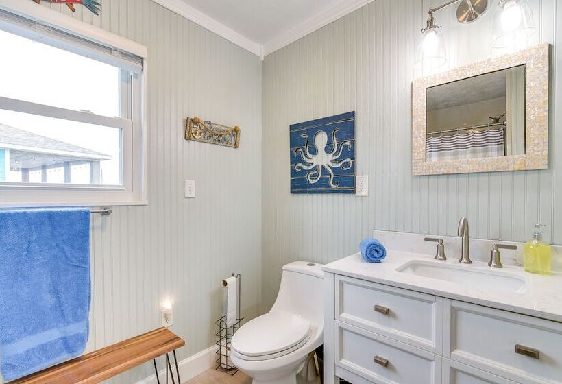 Lovely Crystal Beach House W/ Deck: Walk To Ocean!