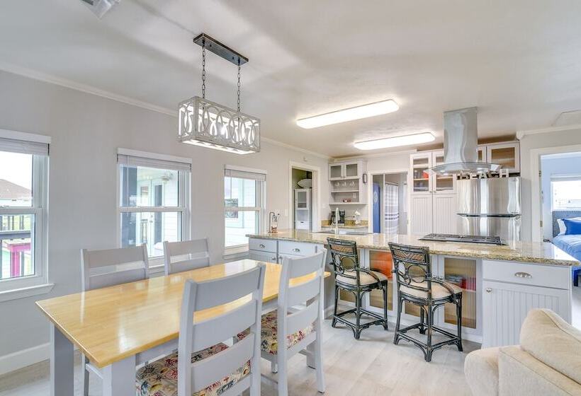 Lovely Crystal Beach House W/ Deck: Walk To Ocean!