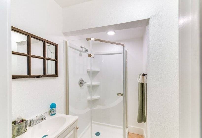 Lovely Home W/ Yard Near Dtwn Waco!