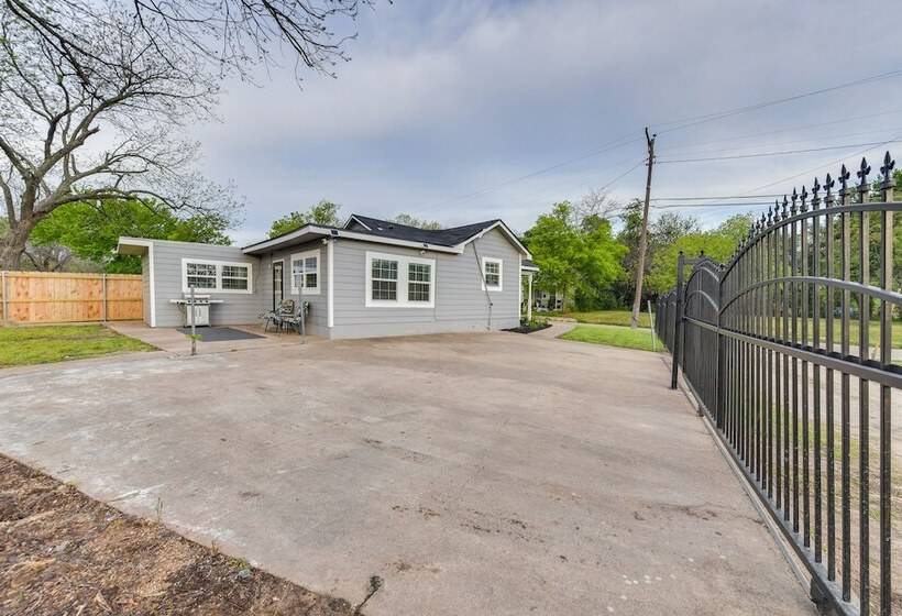 Lovely Home W/ Yard Near Dtwn Waco!