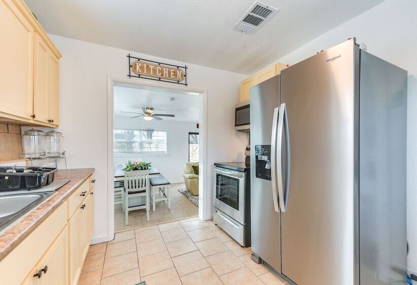 Lovely Home W/ Yard Near Dtwn Waco!