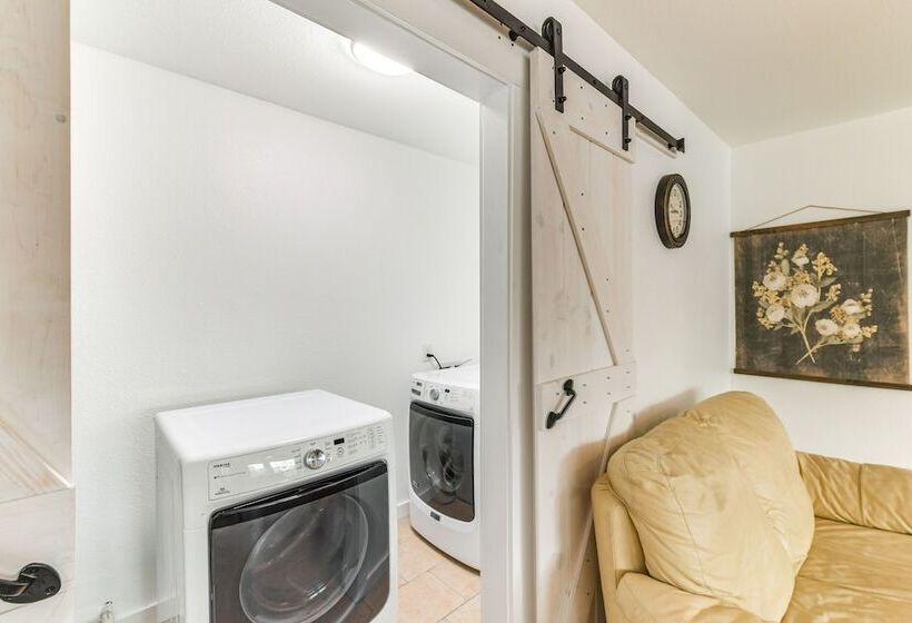 Lovely Home W/ Yard Near Dtwn Waco!