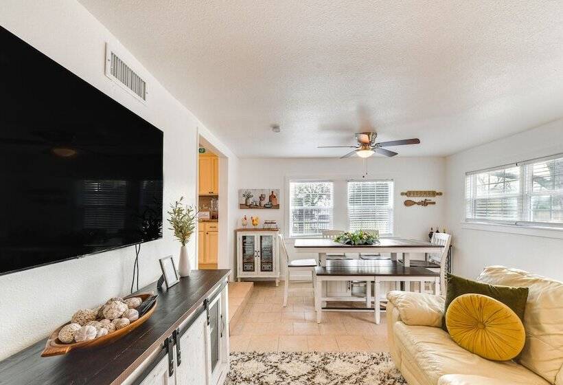 Lovely Home W/ Yard Near Dtwn Waco!