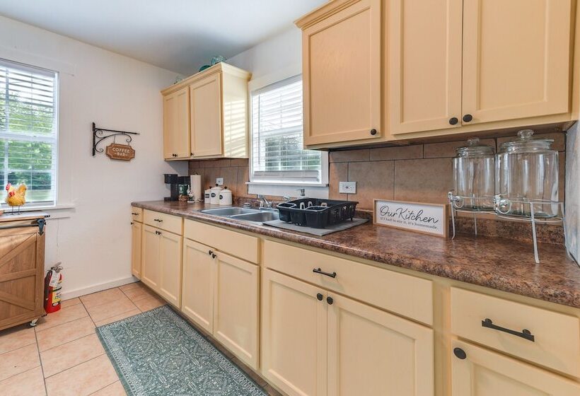 Lovely Home W/ Yard Near Dtwn Waco!