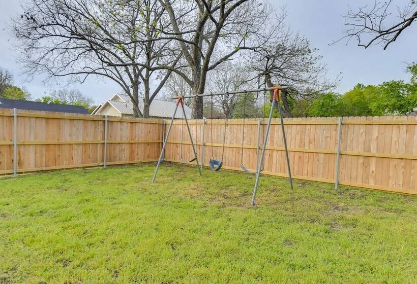 Lovely Home W/ Yard Near Dtwn Waco!