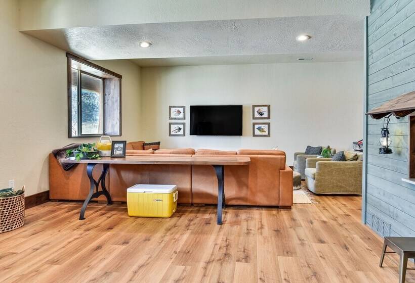 Luxe Family Cabin W/ Deck: Walk To Duchesne River!