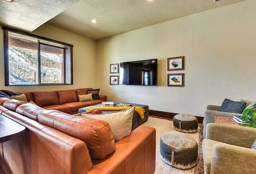 Luxe Family Cabin W/ Deck: Walk To Duchesne River!