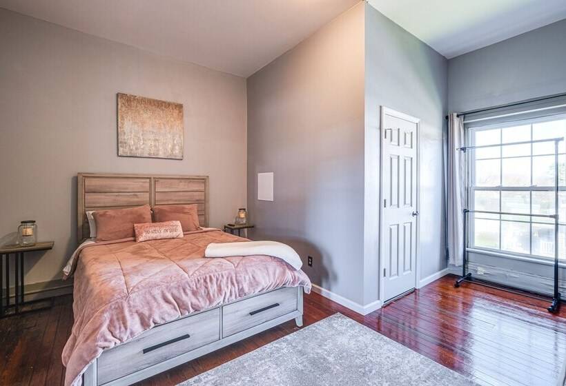 Luxe Virginia Historical Estate W/ Charcoal Grill!