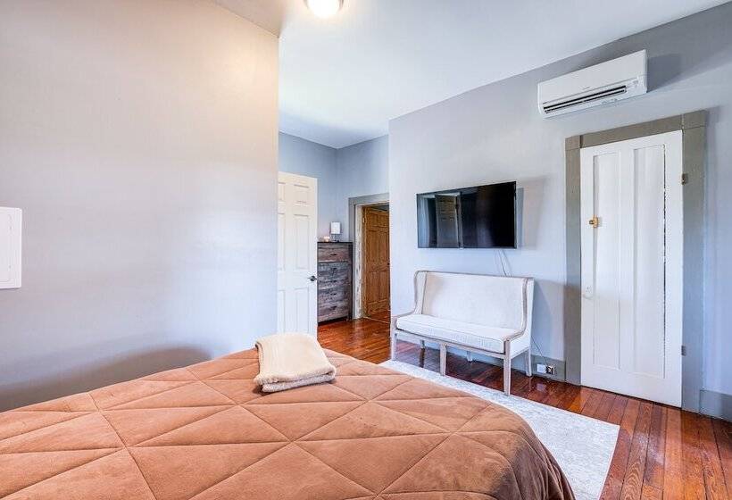 Luxe Virginia Historical Estate W/ Charcoal Grill!