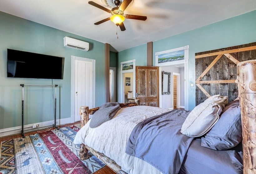 Luxe Virginia Historical Estate W/ Charcoal Grill!