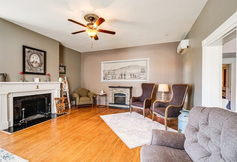 Luxe Virginia Historical Estate W/ Charcoal Grill!