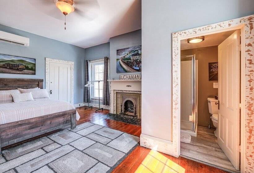 Luxe Virginia Historical Estate W/ Charcoal Grill!