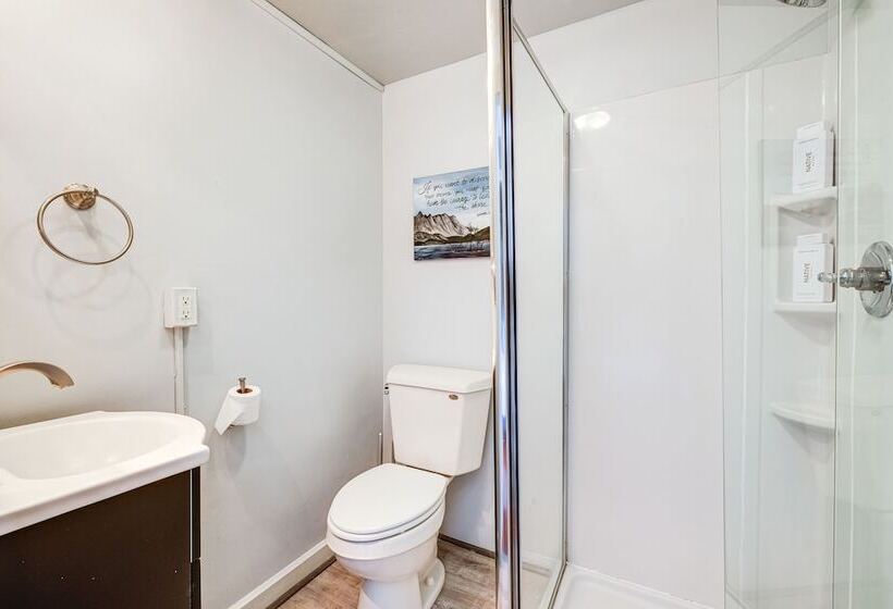 Luxe Virginia Historical Estate W/ Charcoal Grill!