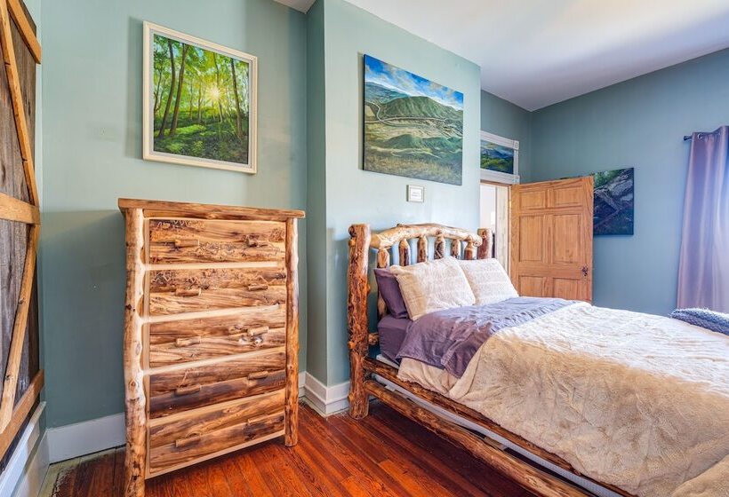 Luxe Virginia Historical Estate W/ Charcoal Grill!