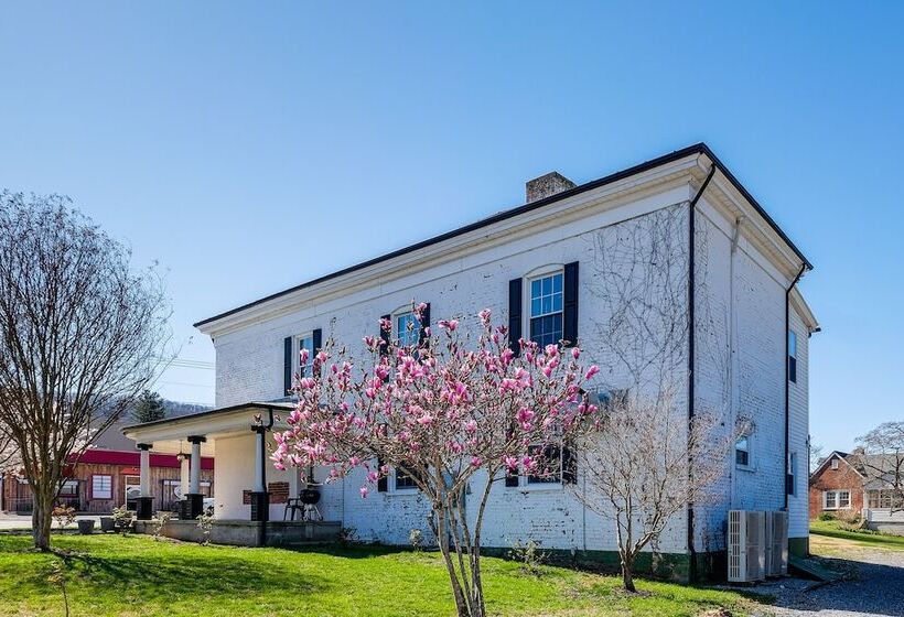 Luxe Virginia Historical Estate W/ Charcoal Grill!