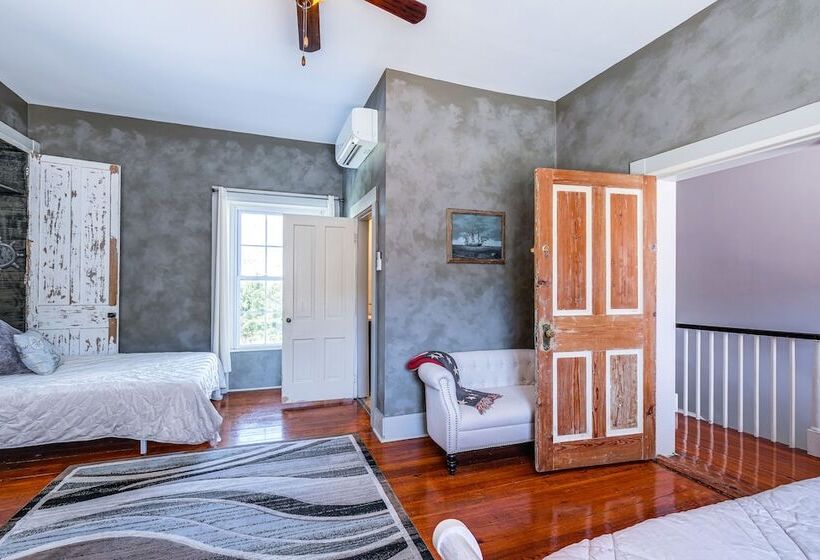 Luxe Virginia Historical Estate W/ Charcoal Grill!