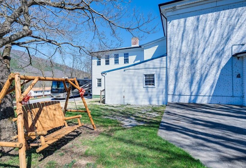 Luxe Virginia Historical Estate W/ Charcoal Grill!