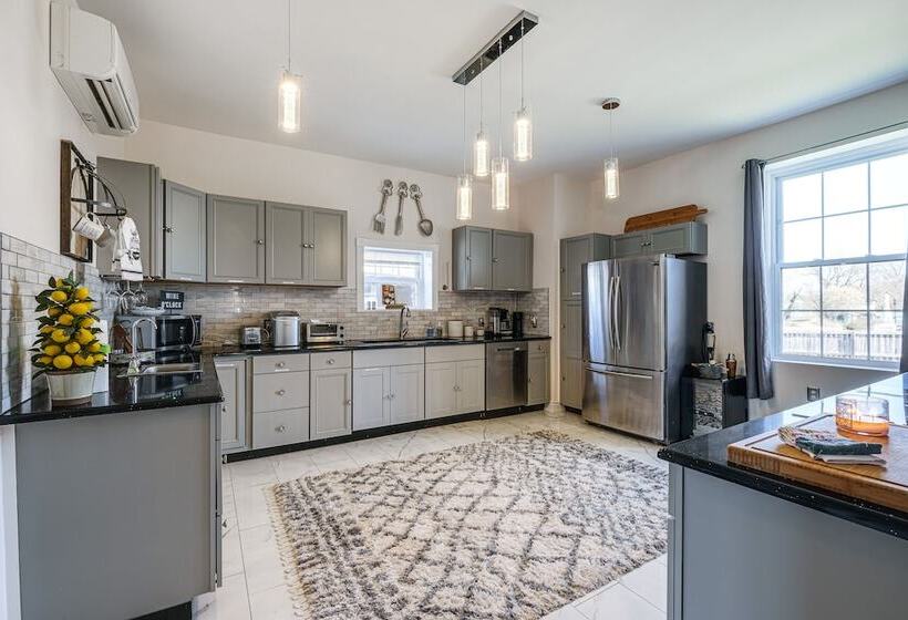 Luxe Virginia Historical Estate W/ Charcoal Grill!