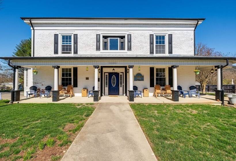 Luxe Virginia Historical Estate W/ Charcoal Grill!