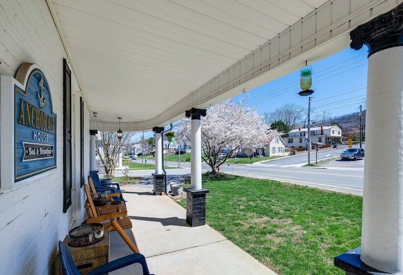 Luxe Virginia Historical Estate W/ Charcoal Grill!