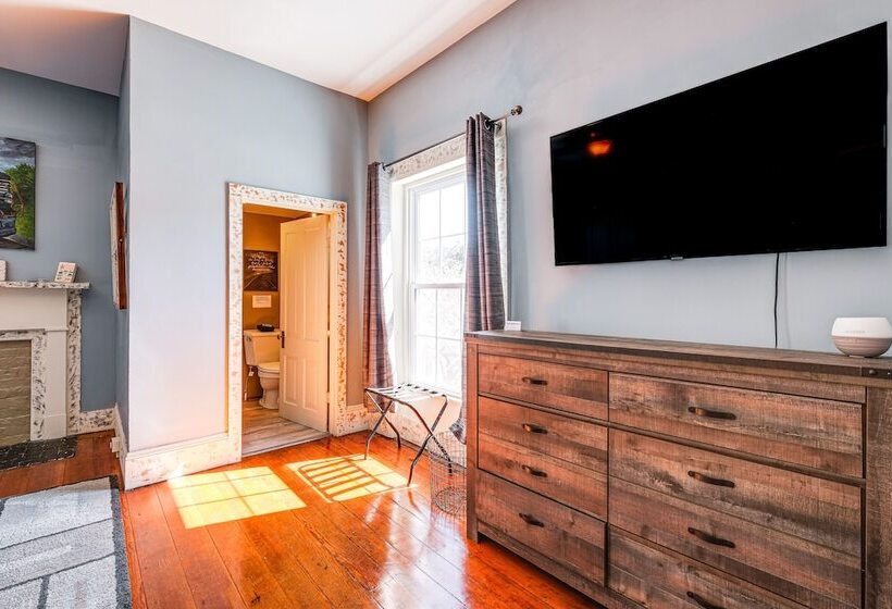 Luxe Virginia Historical Estate W/ Charcoal Grill!