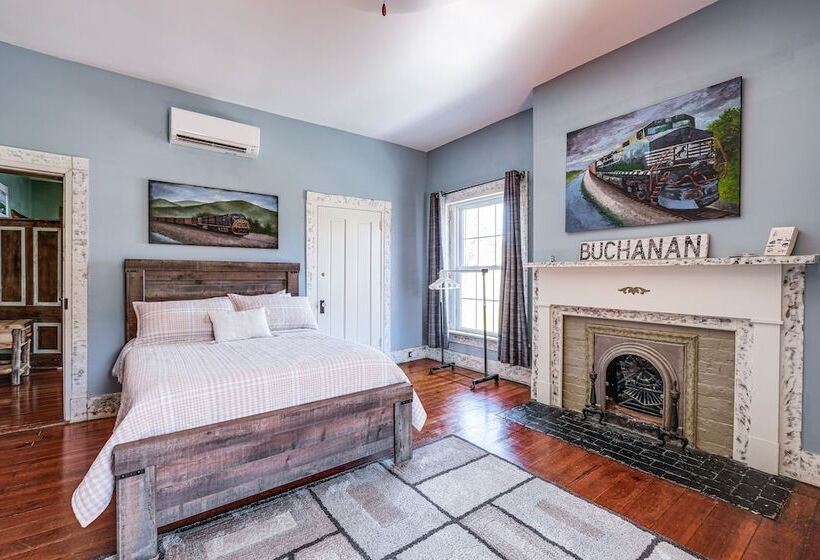 Luxe Virginia Historical Estate W/ Charcoal Grill!