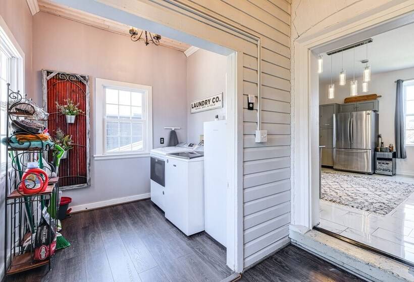 Luxe Virginia Historical Estate W/ Charcoal Grill!