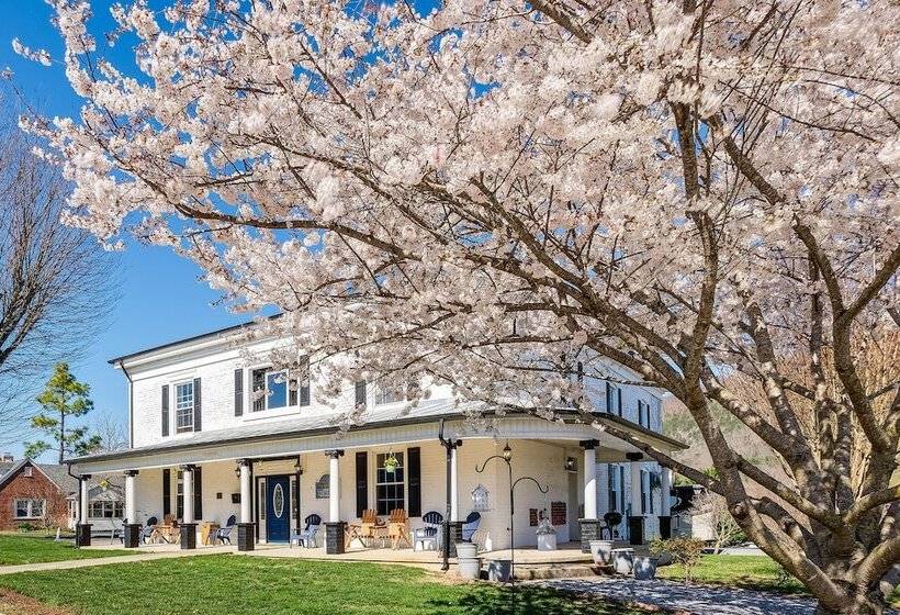 Luxe Virginia Historical Estate W/ Charcoal Grill!