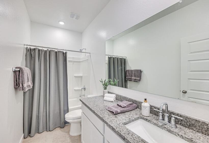 Maricopa Home W/ Putting Green & Covered Patio!