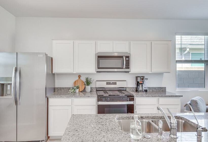 Maricopa Home W/ Putting Green & Covered Patio!