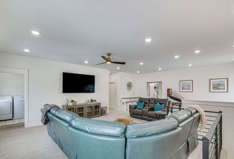 Modern & Spacious Garden City Home W/ Pool Access!