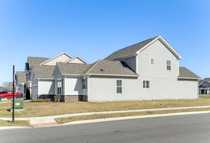 Modern & Spacious Ocean View Home W/ Pool Access