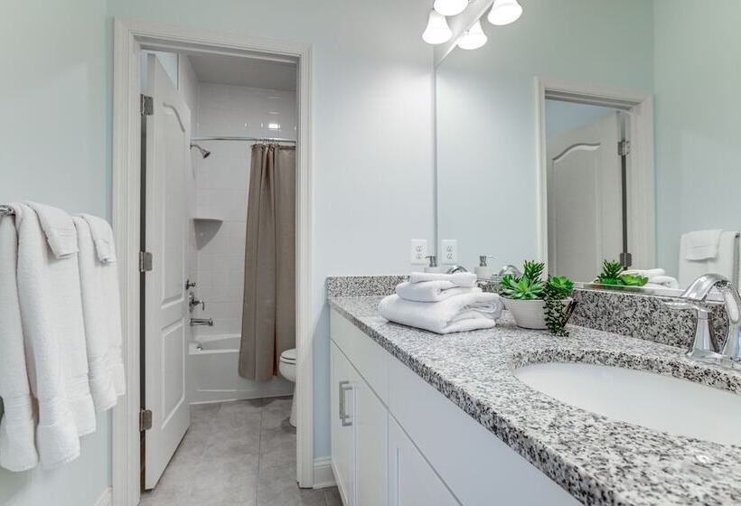 Modern & Spacious Ocean View Home W/ Pool Access