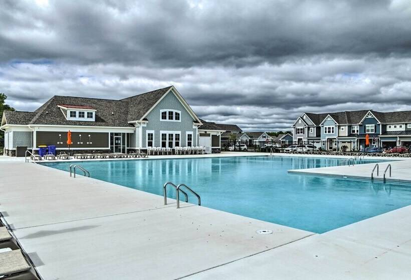 Modern & Spacious Ocean View Home W/ Pool Access