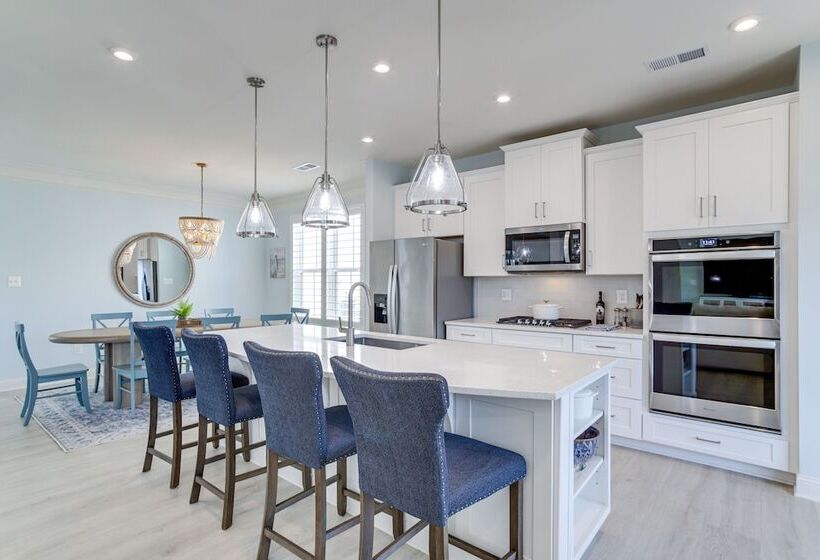 Modern & Spacious Ocean View Home W/ Pool Access