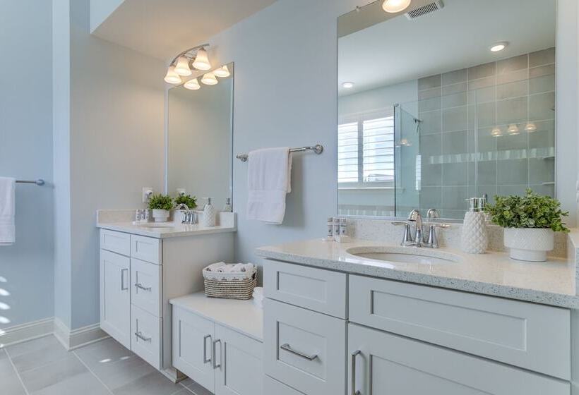 Modern & Spacious Ocean View Home W/ Pool Access