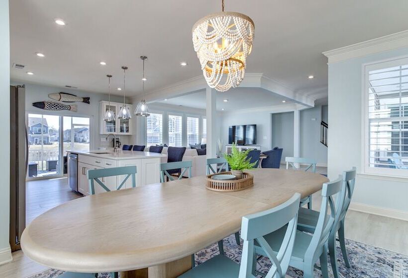 Modern & Spacious Ocean View Home W/ Pool Access