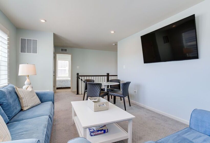 Modern & Spacious Ocean View Home W/ Pool Access